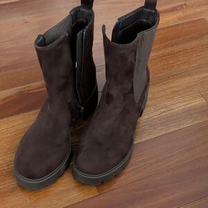 American Eagle Outfitters Women’s Dark Brown Suede Chelsea Ankle Boots